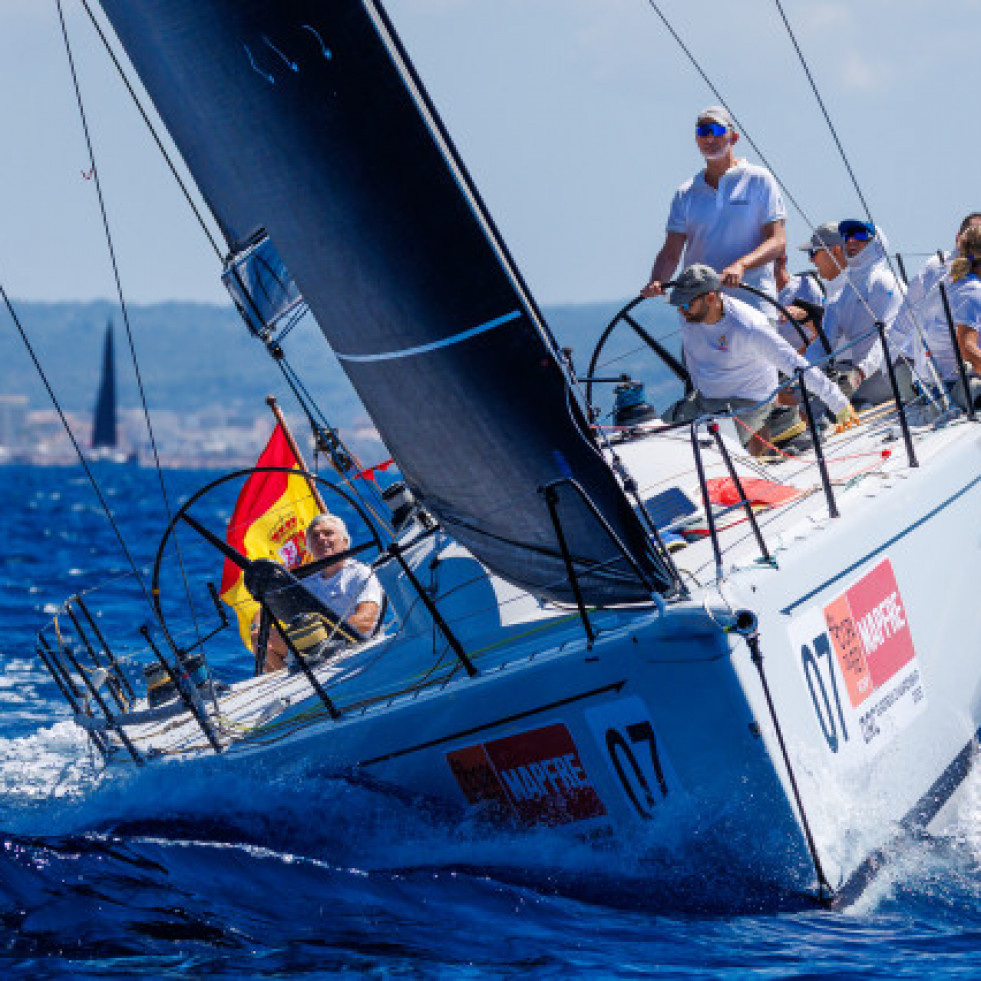 El rey se embarca en el ‘Aifos’ antes de una semana de actos en Palma de Mallorca