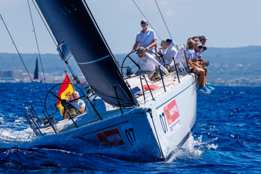 El rey se embarca en el ‘Aifos’ antes de una semana de actos en Palma de Mallorca