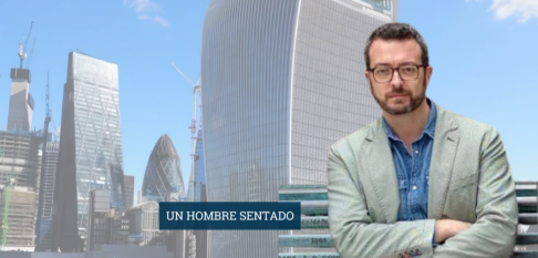 UN HOMBRE SENTADO | Dentro o fuera