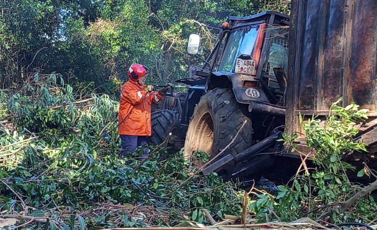 Un tractor calcinado y una salida de vía movilizan a Protección Civil de Cedeira