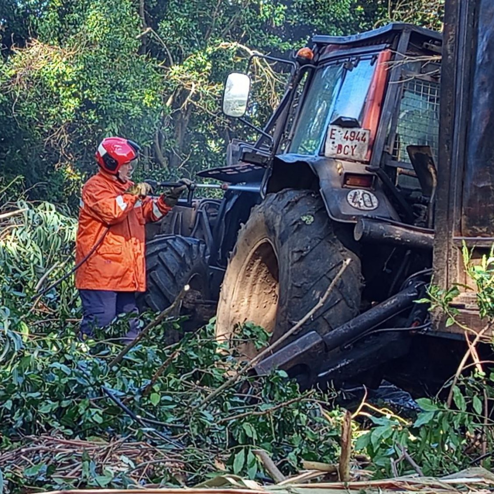 Un tractor calcinado y una salida de vía movilizan a Protección Civil de Cedeira