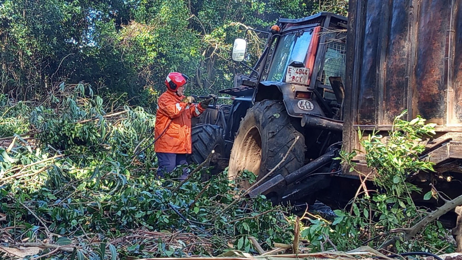 Un tractor calcinado y una salida de vía movilizan a Protección Civil de Cedeira