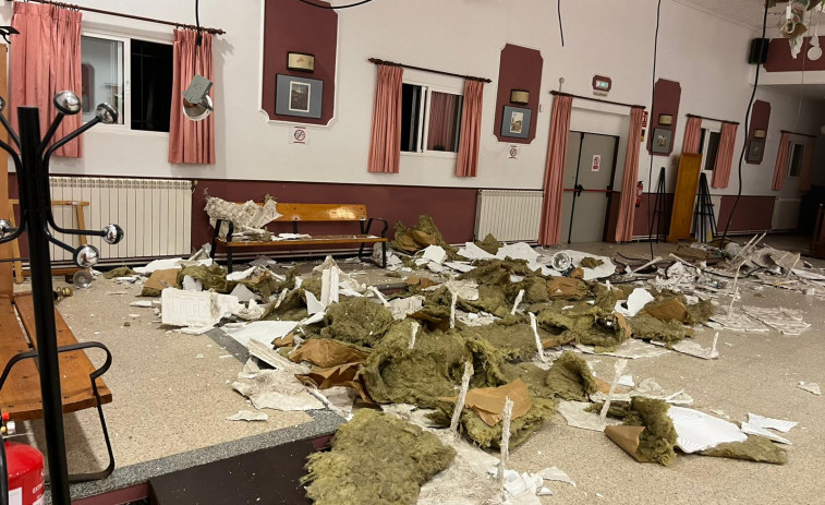 Susto en Valón tras caerse en plena noche parte de la cubierta del local social de la AVV