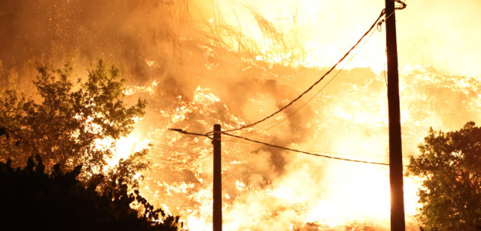 Desactivado el confinamiento por el incendio en A Cañiza mientras sigue activo el de Arbo
