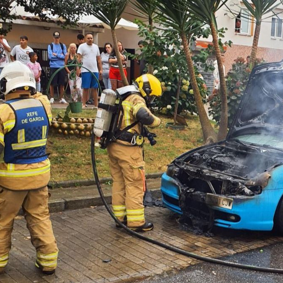 Arde un coche en mitad del barrio de Recimil, en Ferrol