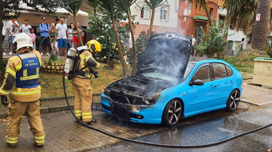 Arde un coche en mitad del barrio de Recimil, en Ferrol