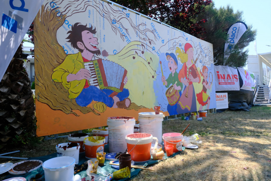 A pegada do Perla Mural Fest enche de arte urbano as rúas de Fene, con espazo tamén para os máis cativos