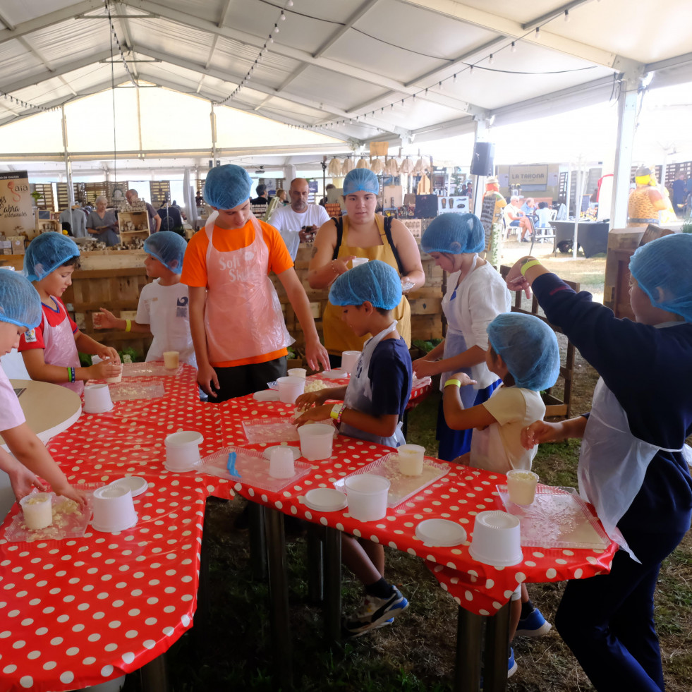 O produto local chega ao recinto das Cabazas da man da cooperativa Campo Capela