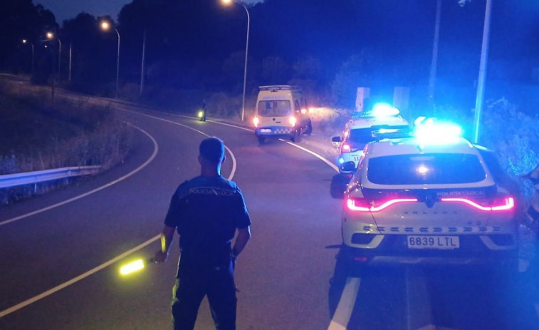 La aparatosa caída de un hombre mayor en bicicleta en Ares moviliza a los servicios de emergencia