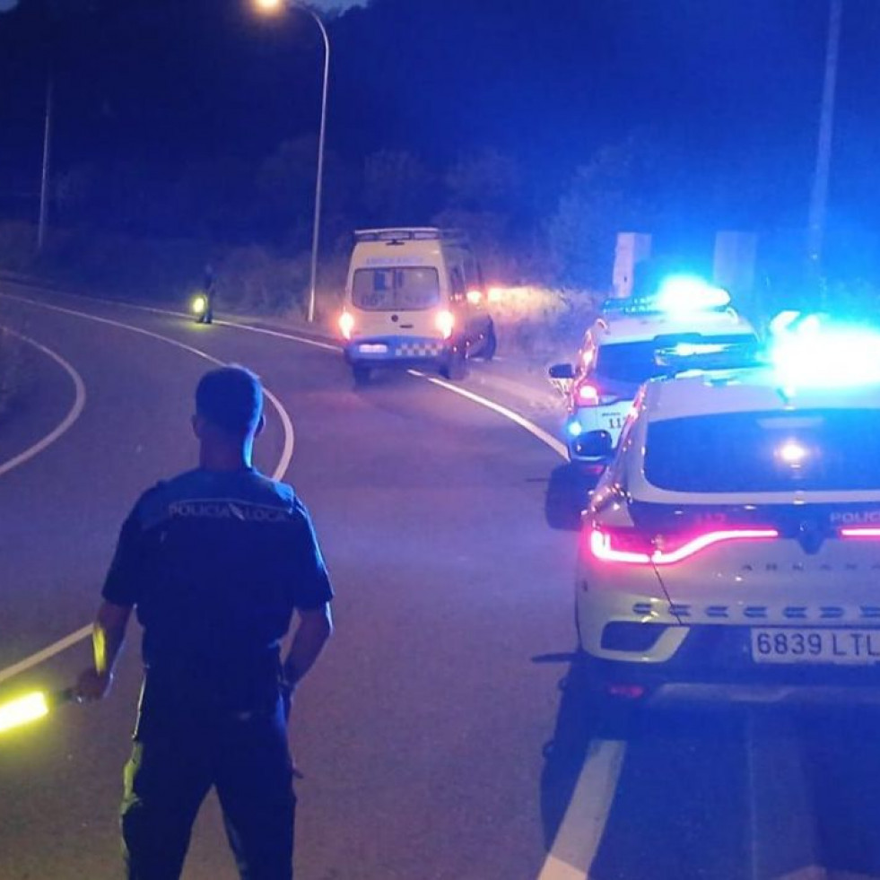 La aparatosa caída de un hombre mayor en bicicleta en Ares moviliza a los servicios de emergencia