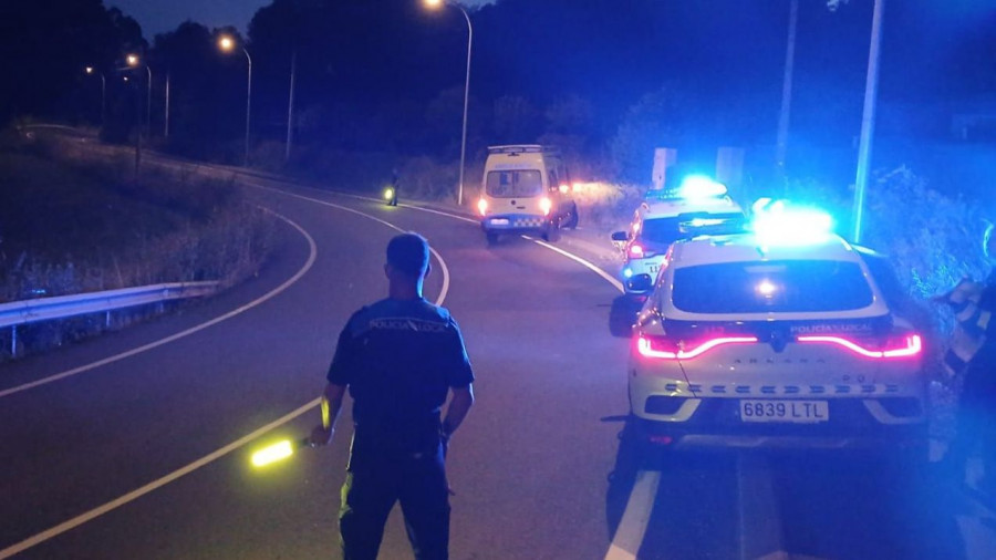 La aparatosa caída de un hombre mayor en bicicleta en Ares moviliza a los servicios de emergencia