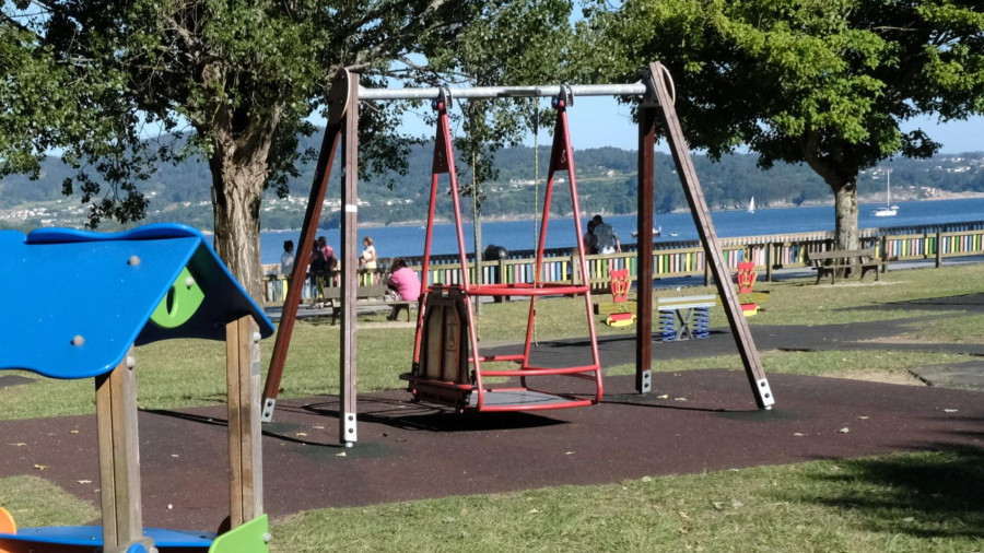 Evacúan a un niño que se quedó atrapado en un juego infantil de Ares