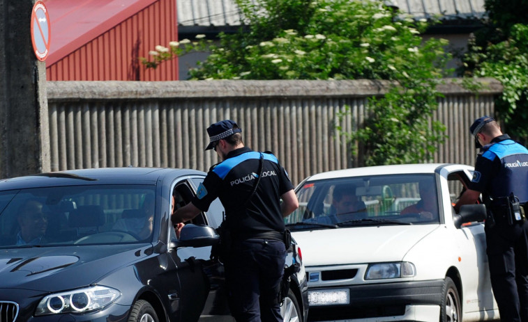 Casi triplica la tasa de alcohol y derriba varios bolardos en el centro de Ares