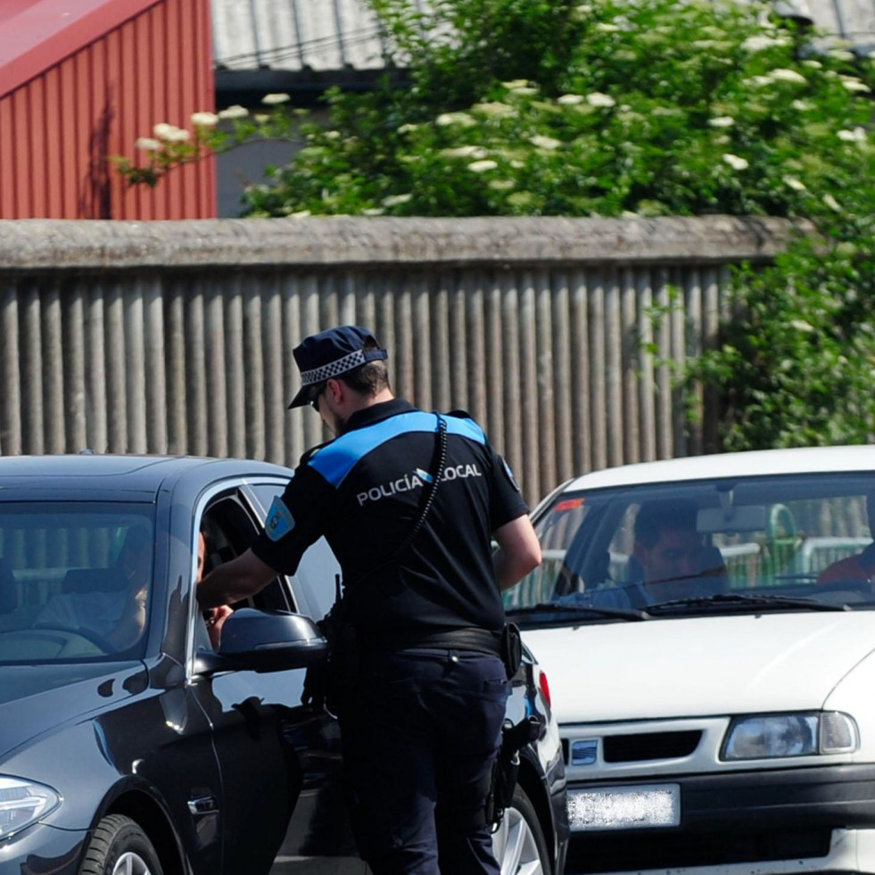 Casi triplica la tasa de alcohol y derriba varios bolardos en el centro de Ares