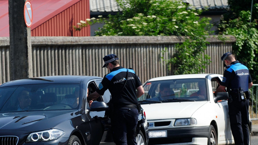 Casi triplica la tasa de alcohol y derriba varios bolardos en el centro de Ares