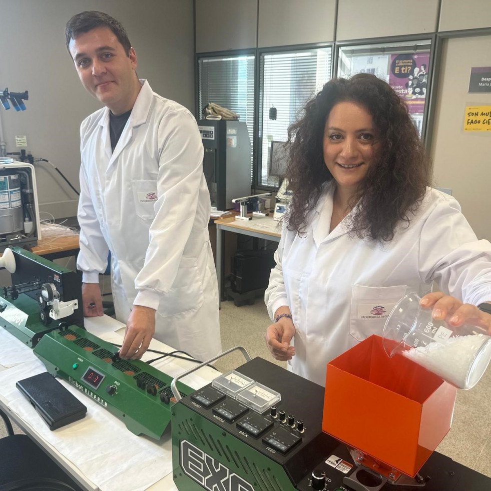 Personal de Turquía y Azerbaijan, manos a la obra en el LabPlast de Ferrol