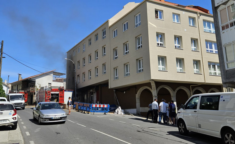 Un transformador ardiendo en Pontedeume moviliza a los Bombeiros do Eume