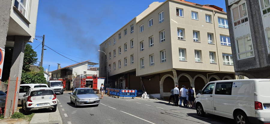 Un transformador ardiendo en Pontedeume moviliza a los Bombeiros do Eume