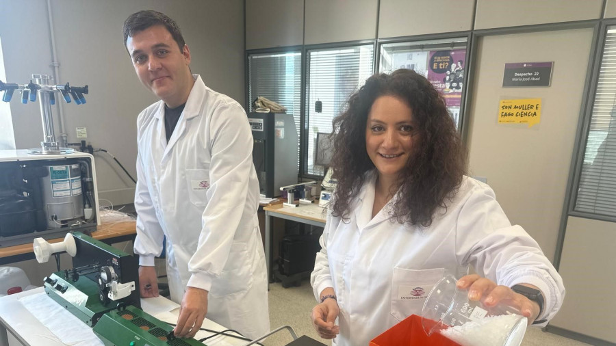 Personal de Turquía y Azerbaijan, manos a la obra en el LabPlast de Ferrol