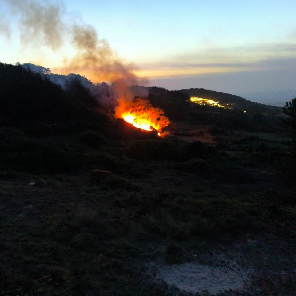 Extinguido un incendio forestal en las proximidades del parador de Muxía