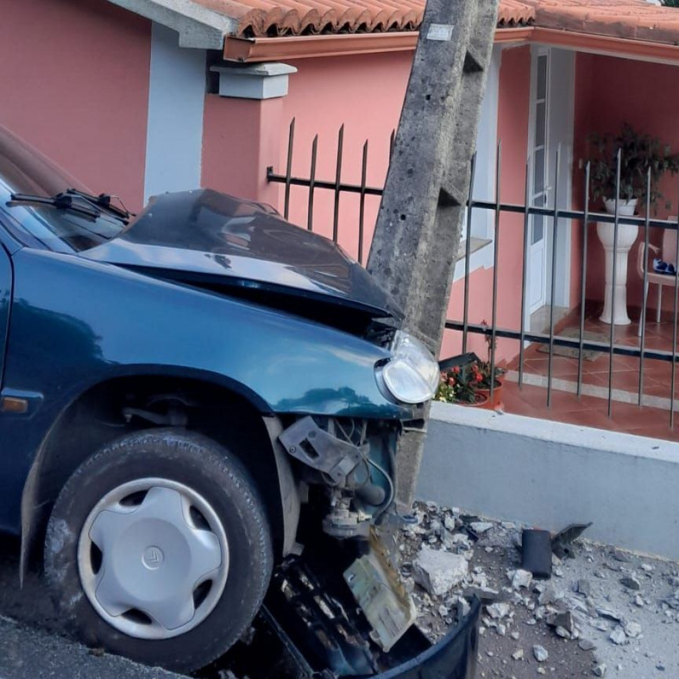 Empotrado contra un poste de hormigón tras salirse de la vía en Pedroso, Narón