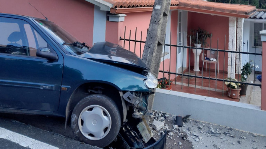 Empotrado contra un poste de hormigón tras salirse de la vía en Pedroso, Narón