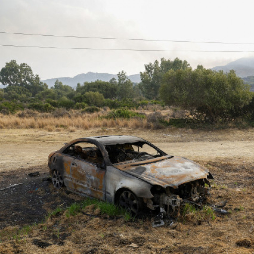 Los cambios de viento dificultan la extinción del incendio de Tarifa con 1.550 desalojados