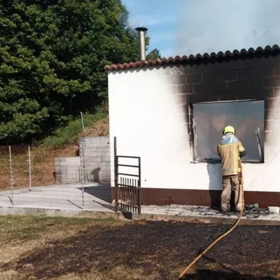 El fuego calcina una bodega en Sillobre