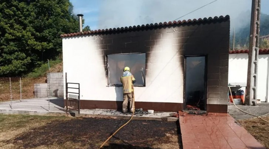 El fuego calcina una bodega en Sillobre