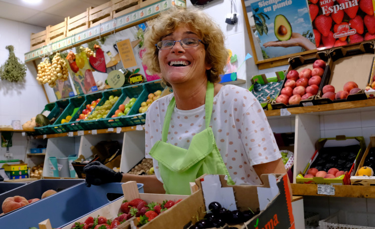 Últimas cerezas locales en el mercado de Ferrol, la fruta más playera con permiso del melón y la sandía