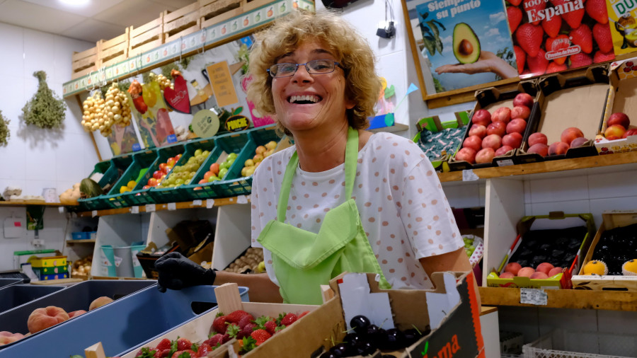 Últimas cerezas locales en el mercado de Ferrol, la fruta más playera con permiso del melón y la sandía