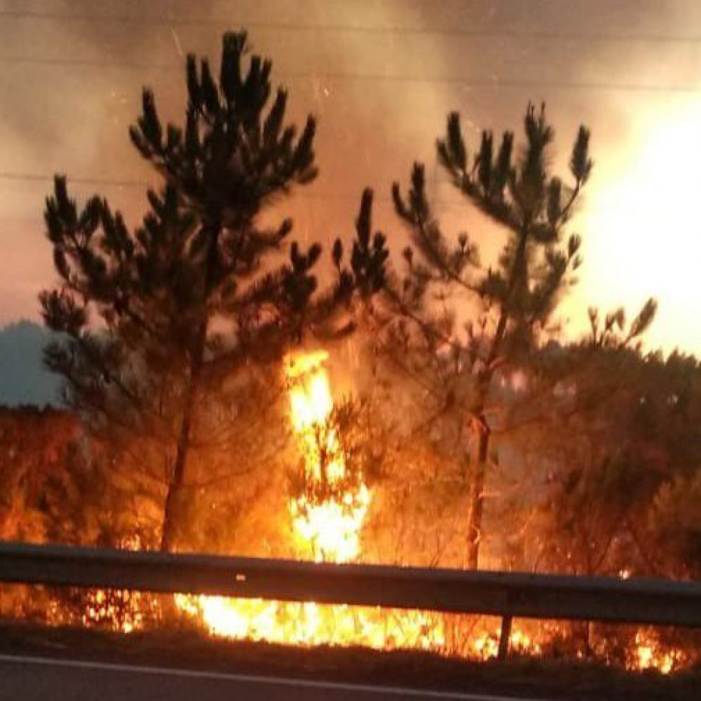 Activo en As Pontes un incendio forestal que ha calcinado ya unas 20 hectáreas