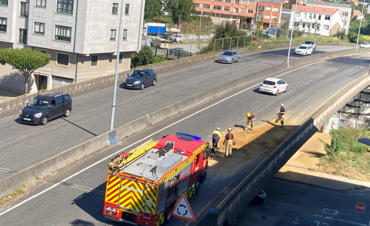 Los bomberos de Ferrol limpian de vertidos de tierra la FE-13