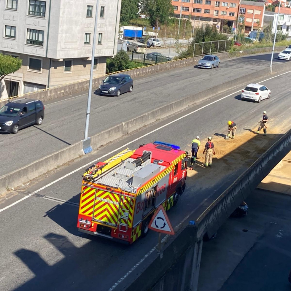 Los bomberos de Ferrol limpian de vertidos de tierra la FE-13