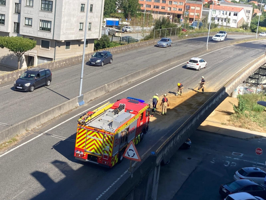 Los bomberos de Ferrol limpian de vertidos de tierra la FE-13