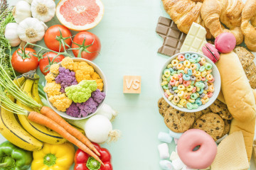 Vista aerea de alimentos poco saludables versus saludables sobre el fondo