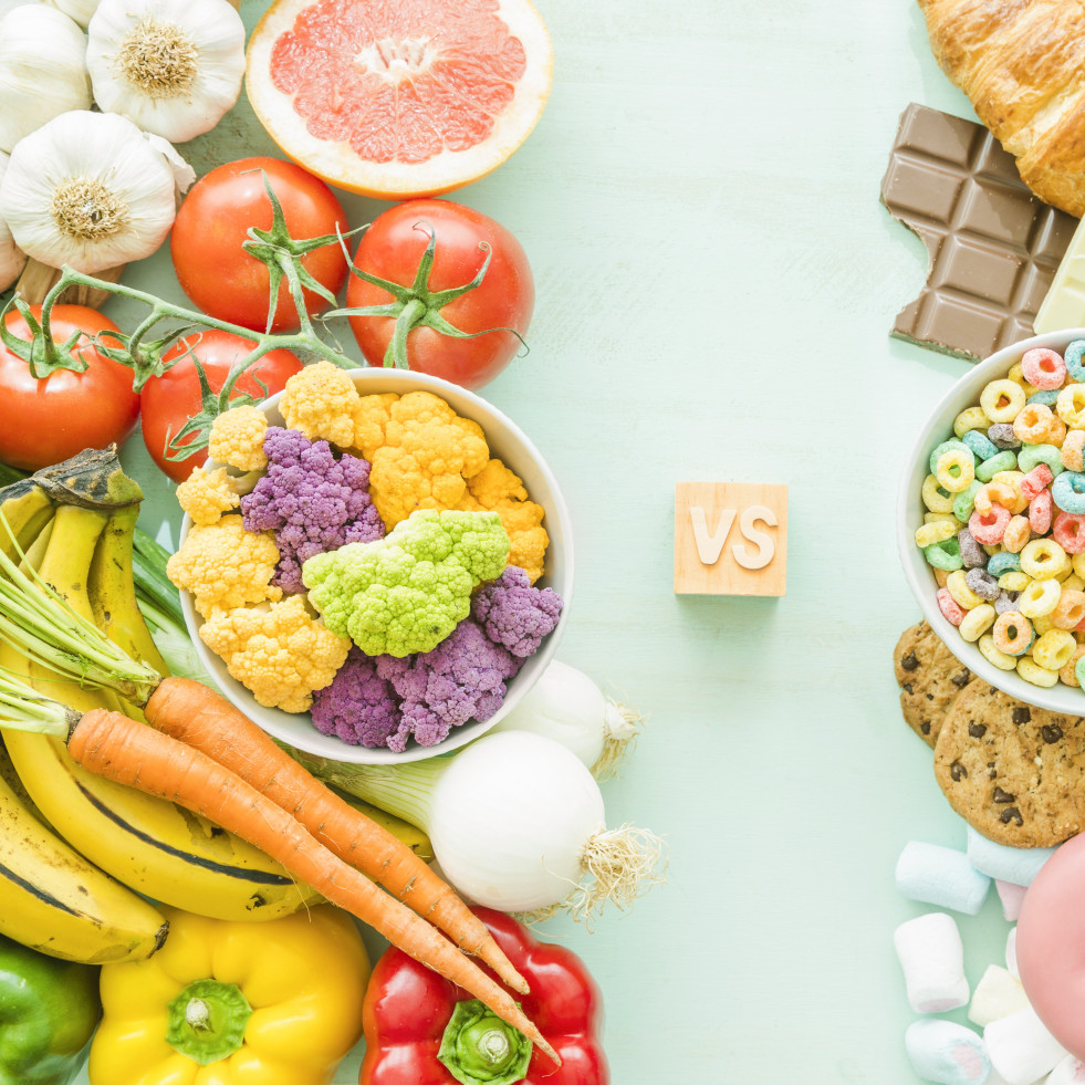 Vista aerea de alimentos poco saludables versus saludables sobre el fondo