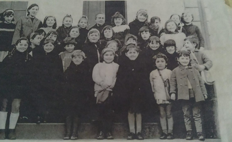 Reencuentro de alumnas del Grupo Escolar de Hijos de Limodre, en Fene, por su centenario