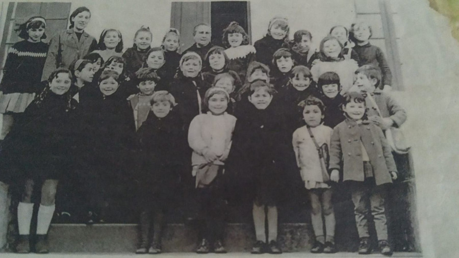 Reencuentro de alumnas del Grupo Escolar de Hijos de Limodre, en Fene, por su centenario