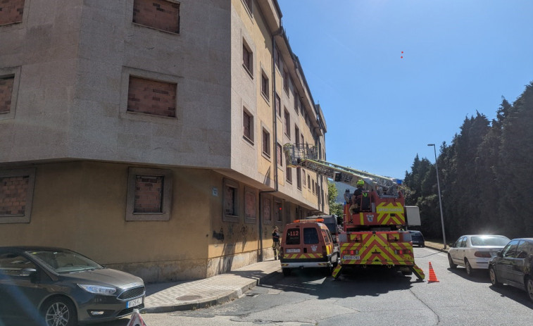 Los Bomberos de Narón realizan prácticas con autoescalera en un inmueble de Xuvia