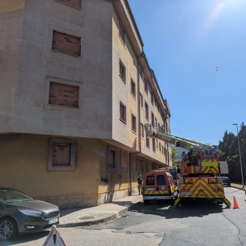 Los Bomberos de Narón realizan prácticas con autoescalera en un inmueble de Xuvia