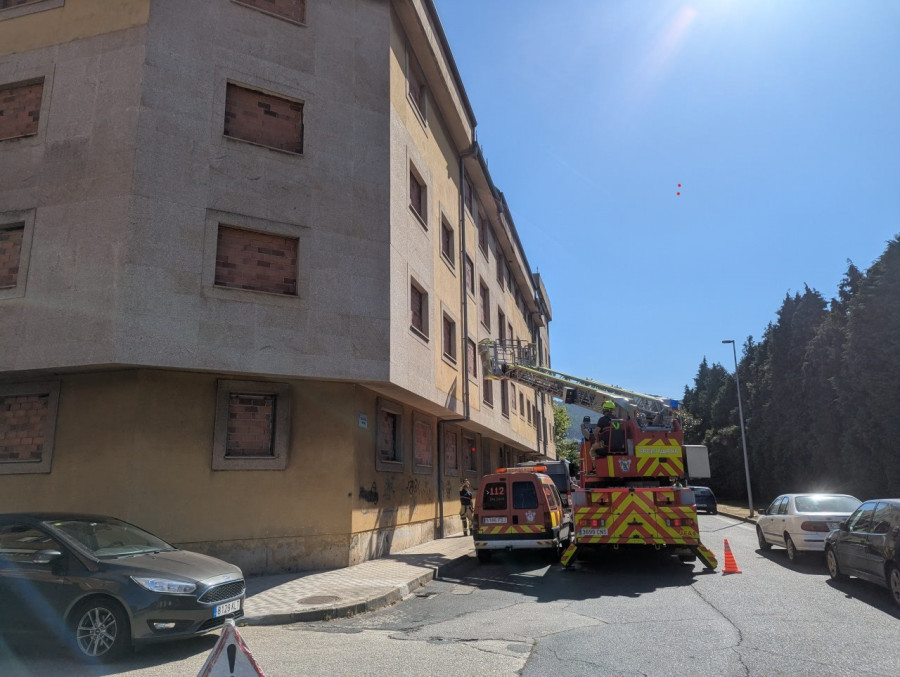 Los Bomberos de Narón realizan prácticas con autoescalera en un inmueble de Xuvia