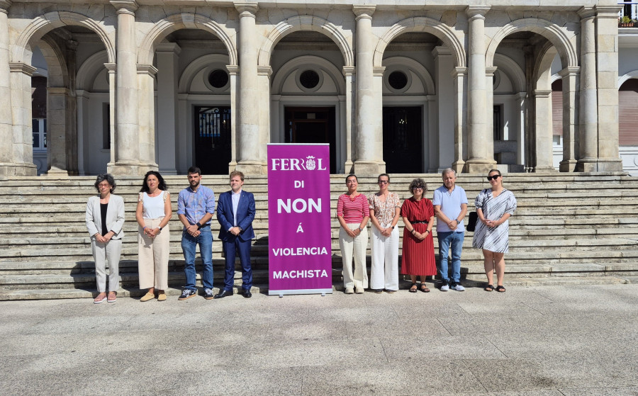 La corporación guarda un minuto de silencio por la última víctima de violencia de género en Badajoz