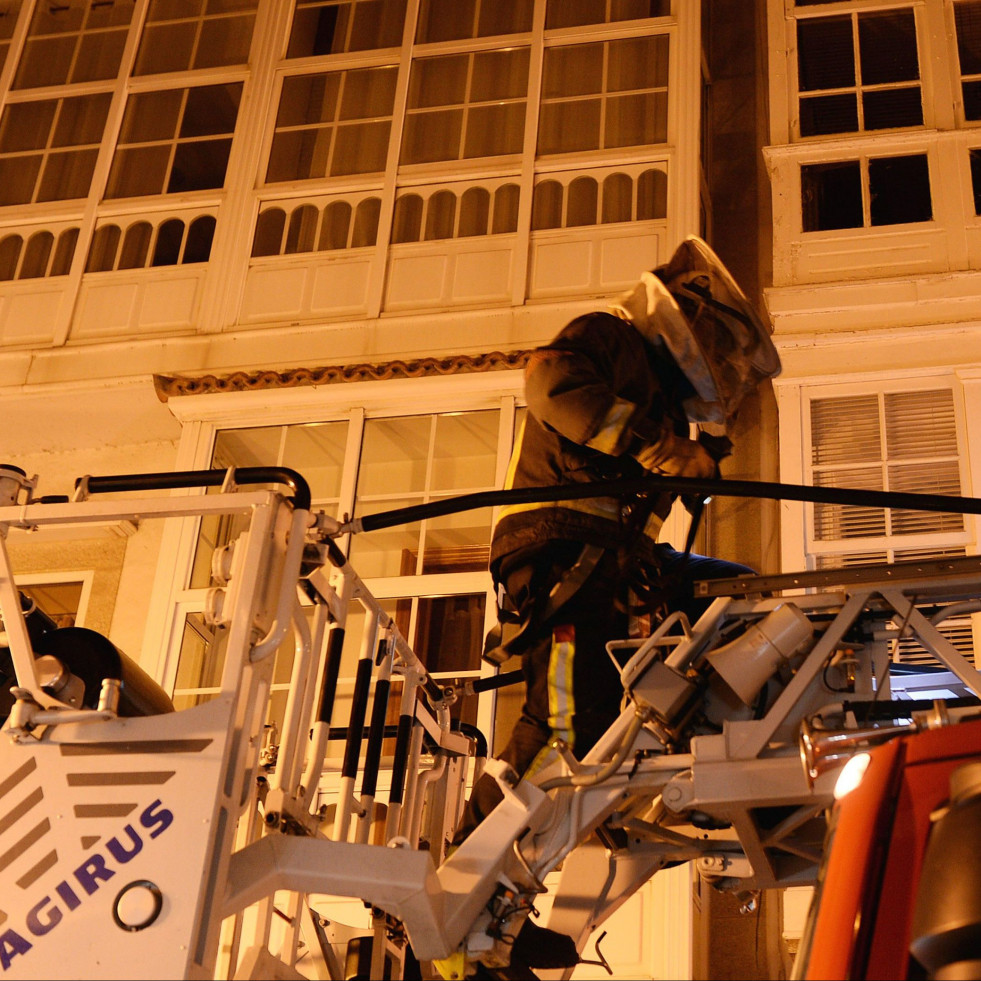 El verano multiplica las salidas de los Bomberos para combatir a la velutina en Ferrolterra