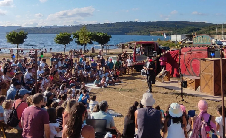 A Banda da Loba y otros espectáculos celebran un aniversario más del lago de As Pontes