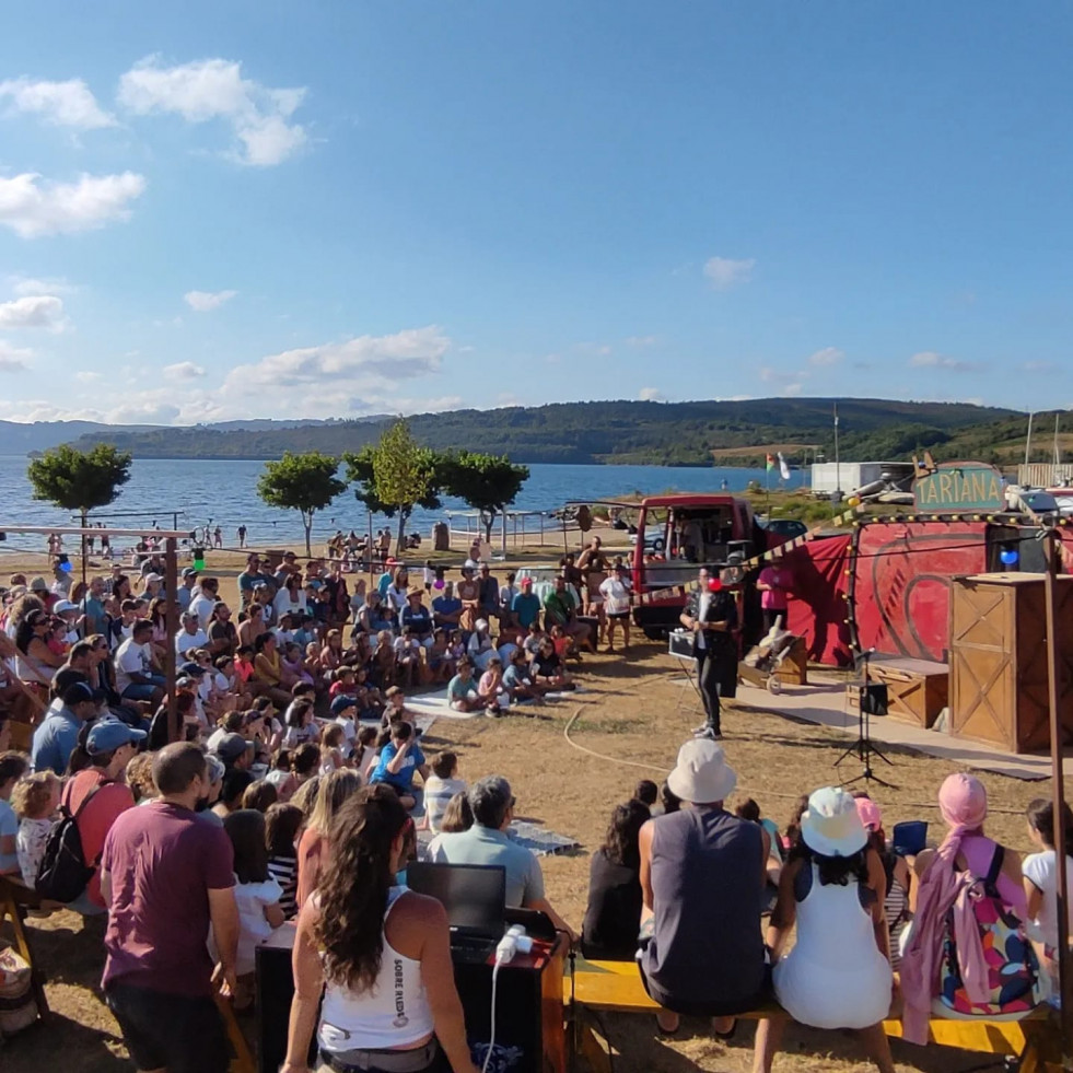 A Banda da Loba y otros espectáculos celebran un aniversario más del lago de As Pontes