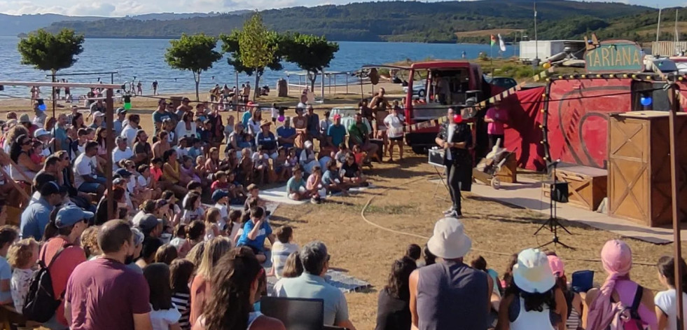 A Banda da Loba y otros espectáculos celebran un aniversario más del lago de As Pontes