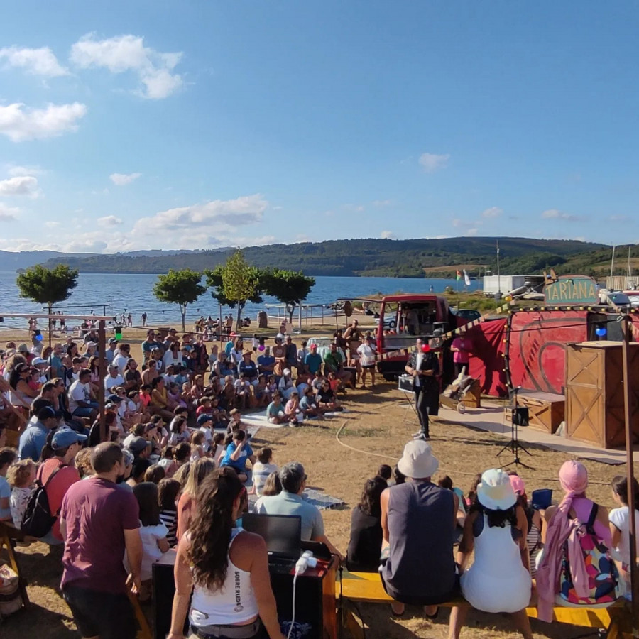 A Banda da Loba y otros espectáculos celebran un aniversario más del lago de As Pontes