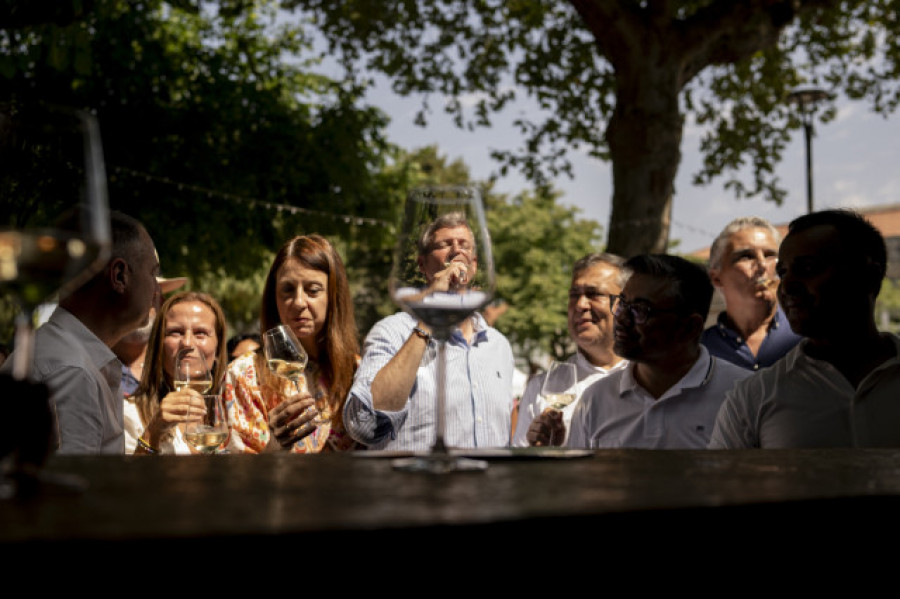 Navaja, pulpo, mejillón, almeja, vino y folclore, el menú de domingo de Rueda y cuatro conselleiros