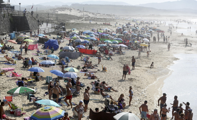 El día más caluroso del verano en Ferrol abarrota las playas pese a las banderas rojas